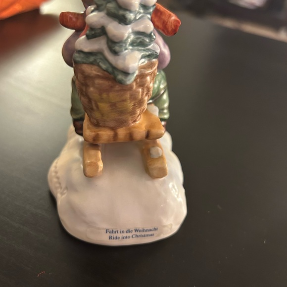 GOEBEL HUMMEL Vintage 3 7/8" X 4 1/2" "Ride into Christmas" porcelain figurine - Picture 6 of 6